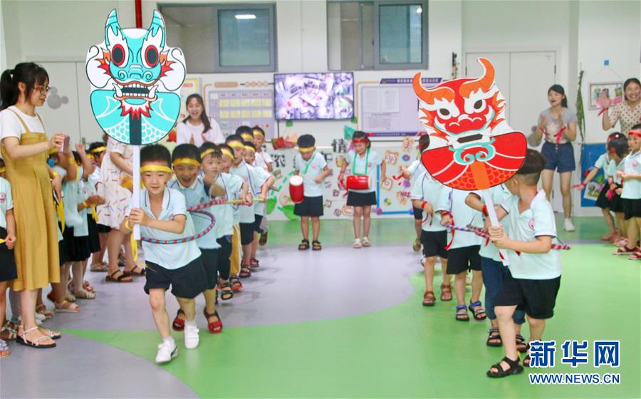 6月22日，在四川省廣安市廣安區(qū)幼兒園，小朋友們?cè)趨⒓印昂档佚堉邸北荣悺?端午節(jié)將至，各地舉辦包粽子比賽、制作香囊等民俗活動(dòng)，感受傳統(tǒng)節(jié)日的魅力。 新華社發(fā)（廖小兵 攝）