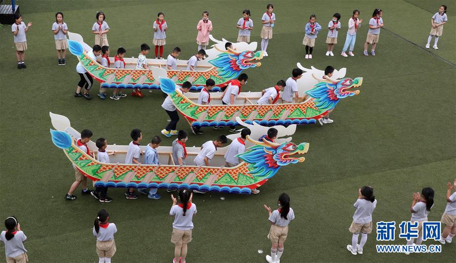 6月22日，江蘇省蘇州市留園中心小學(xué)學(xué)生在進(jìn)行“旱地龍舟”比賽。 端午節(jié)將至，各地舉辦包粽子比賽、制作香囊等民俗活動(dòng)，感受傳統(tǒng)節(jié)日的魅力。 新華社發(fā)（杭興微 攝）