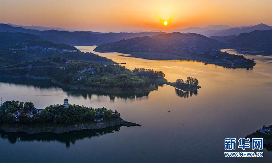 6月24日，夕陽(yáng)映紅了瀛湖湖面（無(wú)人機(jī)照片）。新華社記者 陶明 攝