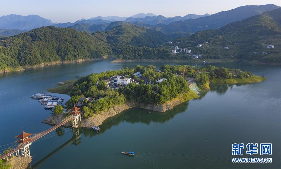 6月24日拍攝的瀛湖翠屏島（無(wú)人機(jī)照片）。新華社記者 陶明 攝