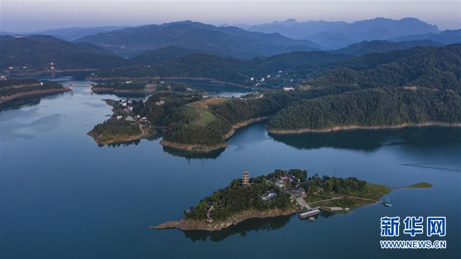 6月24日拍攝的瀛湖金螺島（前）（無(wú)人機(jī)照片）。新華社記者 陶明 攝