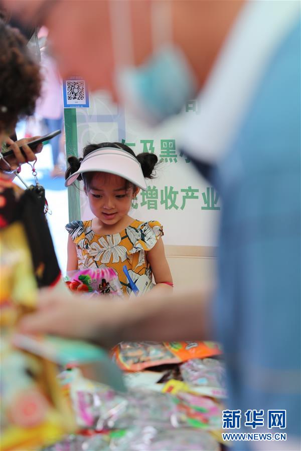 (社會(huì))(2)甘肅蘭州:扶貧農(nóng)副產(chǎn)品進(jìn)社區(qū)
