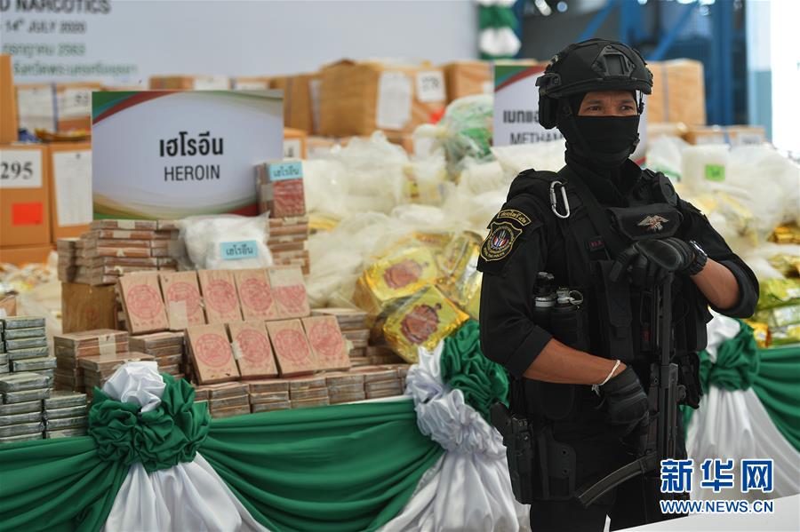 6月26日，軍警在泰國大城府舉行的集中銷毀毒品活動(dòng)現(xiàn)場(chǎng)警戒。 6月26日是國際禁毒日。 新華社發(fā)（拉亨攝）