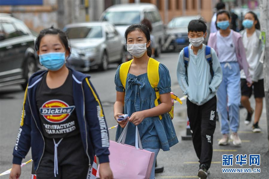 6月29日，在吉林市第一實驗小學，學生陸續(xù)入校。 新華社記者 張楠 攝