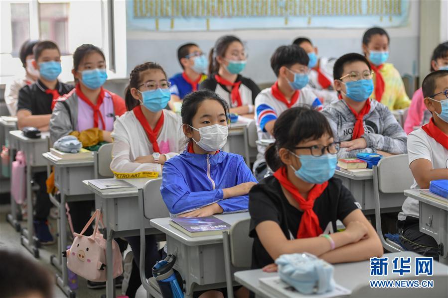 6月29日，在吉林市第一實驗小學，五年級一班學生在聽課。 新華社記者 張楠 攝