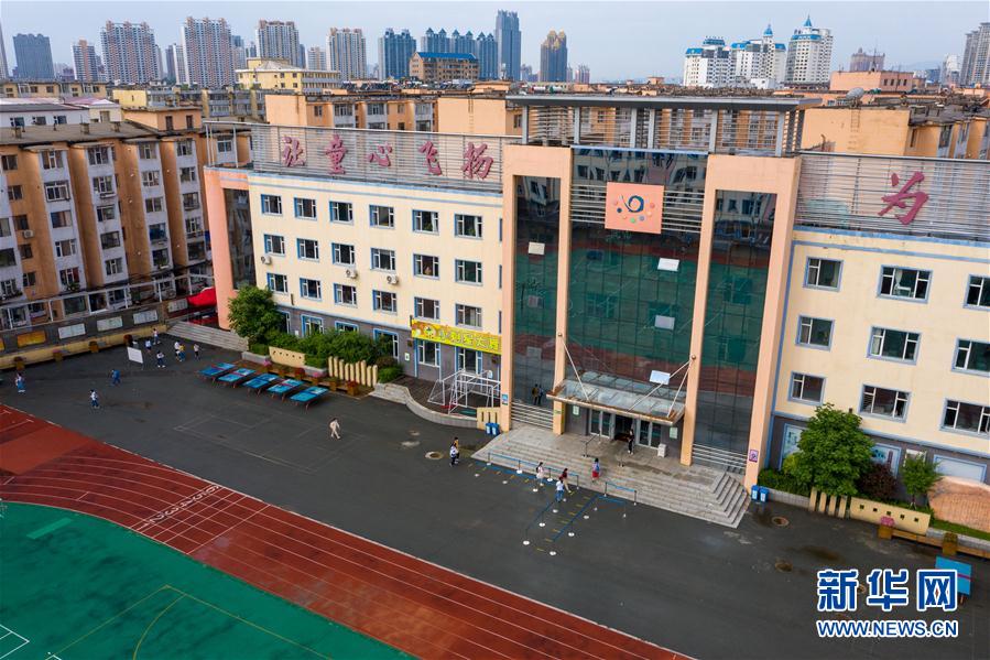 6月29日，在吉林市第一實驗小學，學生陸續(xù)進入教學樓（無人機照片）。 新華社記者 張楠 攝