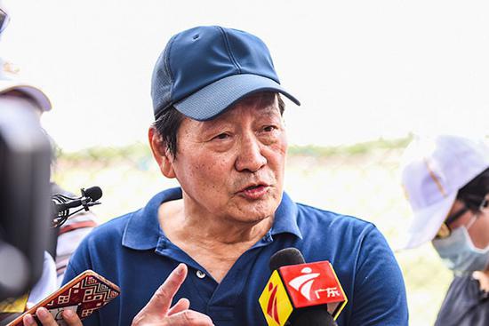 29日，前中國國家隊(duì)主教練朱廣滬參觀恒大足校后接受媒體采訪。