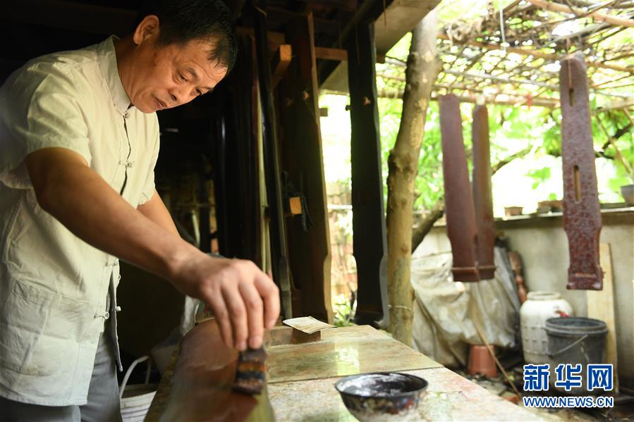 （圖片故事）（1）杭州鄉(xiāng)村斫琴師