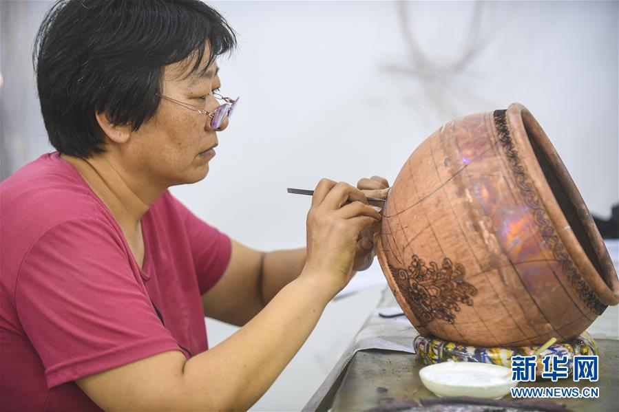 7月1日，河北省香河縣景泰藍(lán)制品廠的工作人員在對(duì)景泰藍(lán)工藝品進(jìn)行掐絲。 近來(lái)，河北省香河縣景泰藍(lán)企業(yè)全面復(fù)工復(fù)產(chǎn)，并積極通過(guò)互聯(lián)網(wǎng)線上洽談海外訂單，工人加緊生產(chǎn)，供應(yīng)市場(chǎng)。 新華社記者 李曉果 攝