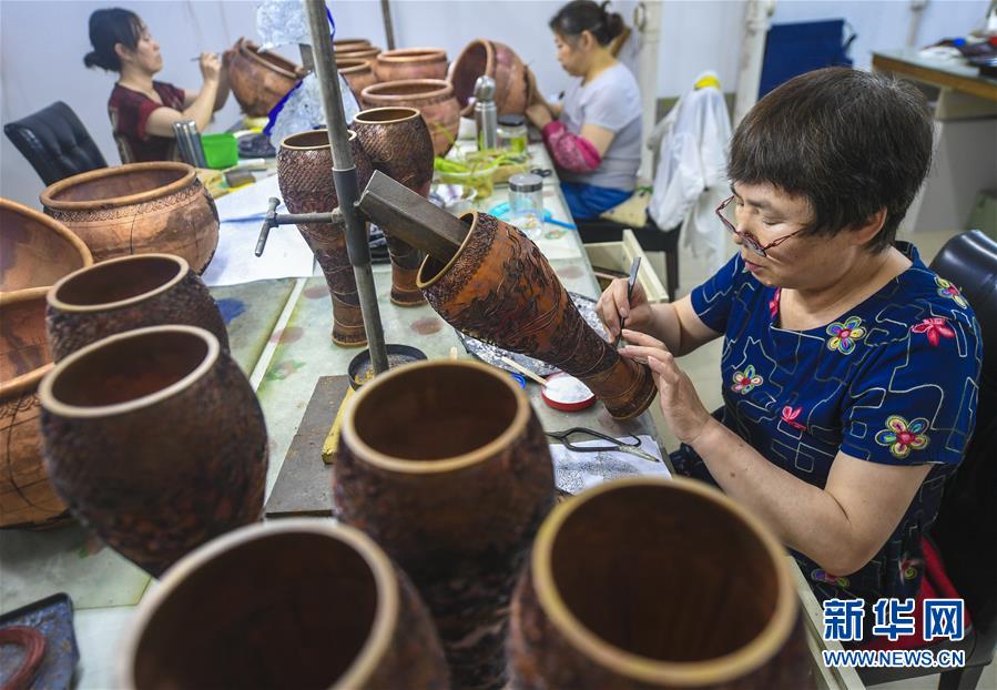 7月1日，河北省香河縣景泰藍(lán)制品廠的工作人員在對(duì)景泰藍(lán)工藝品進(jìn)行掐絲。 近來(lái)，河北省香河縣景泰藍(lán)企業(yè)全面復(fù)工復(fù)產(chǎn)，并積極通過(guò)互聯(lián)網(wǎng)線上洽談海外訂單，工人加緊生產(chǎn)，供應(yīng)市場(chǎng)。 新華社記者 李曉果 攝
