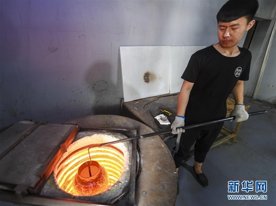 7月1日，河北省香河縣景泰藍(lán)制品廠的工作人員在對(duì)景泰藍(lán)工藝品進(jìn)行掐絲。 近來(lái)，河北省香河縣景泰藍(lán)企業(yè)全面復(fù)工復(fù)產(chǎn)，并積極通過(guò)互聯(lián)網(wǎng)線上洽談海外訂單，工人加緊生產(chǎn)，供應(yīng)市場(chǎng)。 新華社記者 李曉果 攝