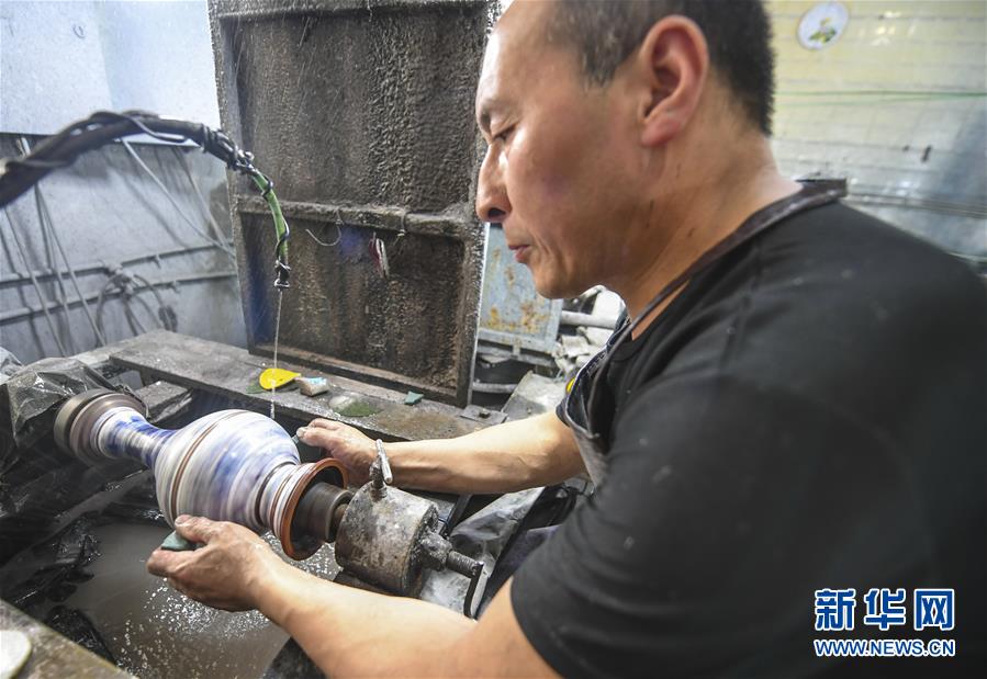 7月1日，河北省香河縣景泰藍(lán)制品廠的工作人員在對(duì)景泰藍(lán)工藝品進(jìn)行掐絲。 近來(lái)，河北省香河縣景泰藍(lán)企業(yè)全面復(fù)工復(fù)產(chǎn)，并積極通過(guò)互聯(lián)網(wǎng)線上洽談海外訂單，工人加緊生產(chǎn)，供應(yīng)市場(chǎng)。 新華社記者 李曉果 攝