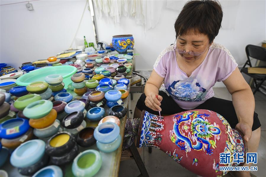 7月1日，河北省香河縣景泰藍(lán)制品廠的工作人員在對(duì)景泰藍(lán)工藝品進(jìn)行掐絲。 近來(lái)，河北省香河縣景泰藍(lán)企業(yè)全面復(fù)工復(fù)產(chǎn)，并積極通過(guò)互聯(lián)網(wǎng)線上洽談海外訂單，工人加緊生產(chǎn)，供應(yīng)市場(chǎng)。 新華社記者 李曉果 攝