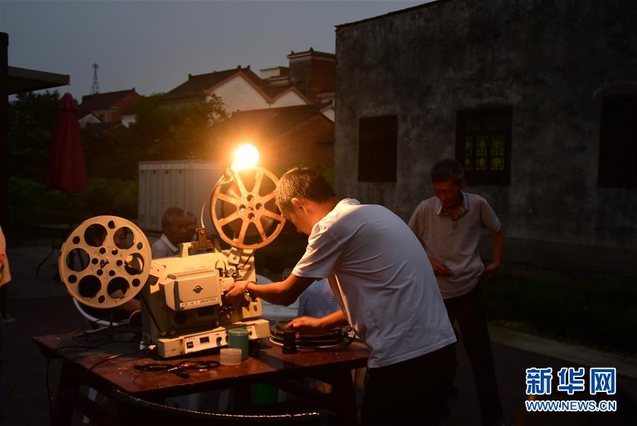 6月30日，朱強(qiáng)在當(dāng)晚電影開(kāi)播前調(diào)試放映機(jī)鏡頭焦距。新華社記者 鄭夢(mèng)雨 攝