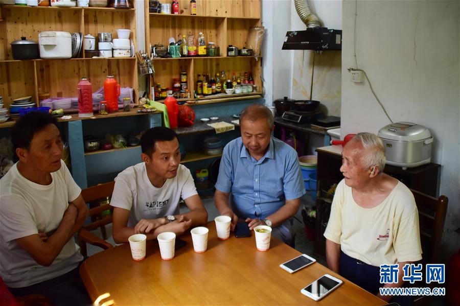 6月30日，第二代放映人朱文炳（左一）、第四代放映人朱強(qiáng)（左二）與第三代放映人朱生榮（右二）來(lái)看望第一代放映人王志華（右一）。新華社記者 鄭夢(mèng)雨 攝