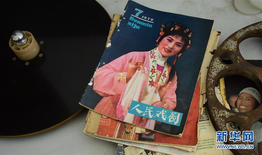 6月30日，朱強(qiáng)的家中隨處可見(jiàn)與電影相關(guān)的老物件。新華社記者 鄭夢(mèng)雨 攝