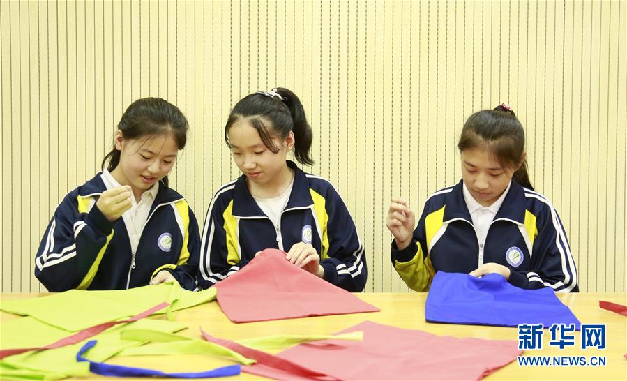 7月2日，河北省廣宗縣第一中學(xué)學(xué)生手工縫制環(huán)保手提袋。 當(dāng)日是第8個(gè)全國低碳日，主題是“綠色低碳、全面小康”。各地開展形式多樣的主題活動，倡導(dǎo)低碳環(huán)保的綠色生活方式。 新華社發(fā)（張馳攝）