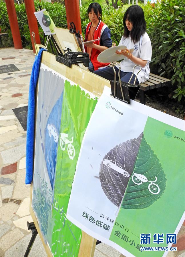 7月2日，在江蘇連云港市錦屏高級中學(xué)，學(xué)生在主題班會上臨摹全國低碳日海報(bào)。 當(dāng)日是第8個(gè)全國低碳日，今年的主題是“綠色低碳、全面小康”。各地開展形式多樣的活動，倡導(dǎo)低碳環(huán)保的綠色生活方式。 新華社發(fā)（耿玉和攝）