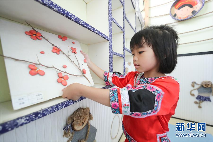 7月2日，在貴州省銅仁市玉屏侗族自治縣，皂角坪幼兒園的小朋友展示自制的綠色環(huán)保作品。 當(dāng)日是第8個(gè)全國低碳日，主題是“綠色低碳、全面小康”。各地開展形式多樣的主題活動，倡導(dǎo)低碳環(huán)保的綠色生活方式。 新華社發(fā)（胡攀學(xué)攝）