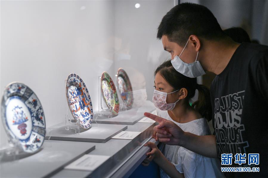 7月4日，參觀者在成都博物館觀看“競妍：清代中日伊萬里瓷器特展”。 7月3日，“競妍：清代中日伊萬里瓷器特展”在成都博物館開展，共展出168件/套東莞展覽館藏中日伊萬里瓷器。 “伊萬里瓷”指17世紀(jì)至18世紀(jì)日本受中國景德鎮(zhèn)陶瓷風(fēng)格影響所生產(chǎn)的瓷器，因其從日本伊萬里港裝船外銷而得名。本次展覽持續(xù)至2020年10月11日，免費(fèi)對(duì)公眾開放。 新華社記者 唐文豪 攝