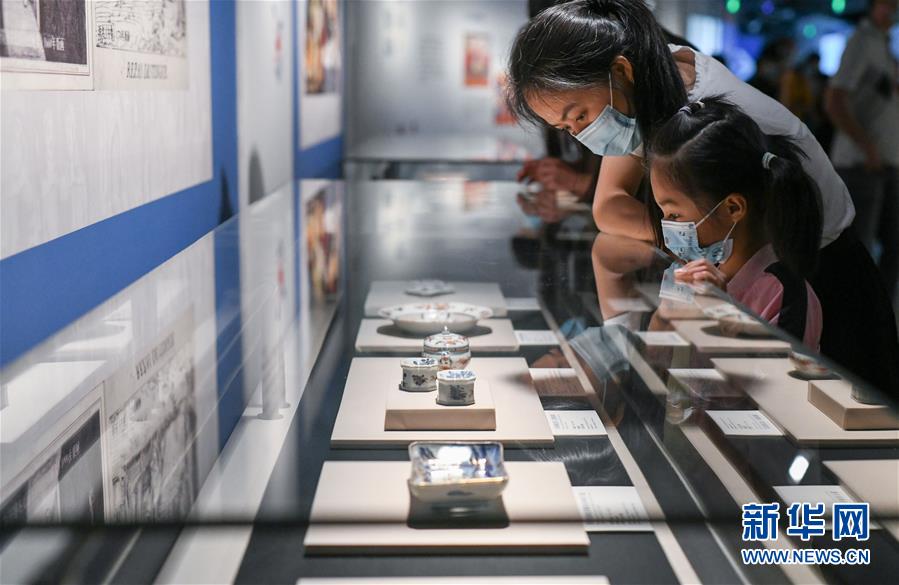 7月4日，參觀者在成都博物館觀看“競妍：清代中日伊萬里瓷器特展”。 7月3日，“競妍：清代中日伊萬里瓷器特展”在成都博物館開展，共展出168件/套東莞展覽館藏中日伊萬里瓷器。 “伊萬里瓷”指17世紀(jì)至18世紀(jì)日本受中國景德鎮(zhèn)陶瓷風(fēng)格影響所生產(chǎn)的瓷器，因其從日本伊萬里港裝船外銷而得名。本次展覽持續(xù)至2020年10月11日，免費(fèi)對(duì)公眾開放。 新華社記者 唐文豪 攝