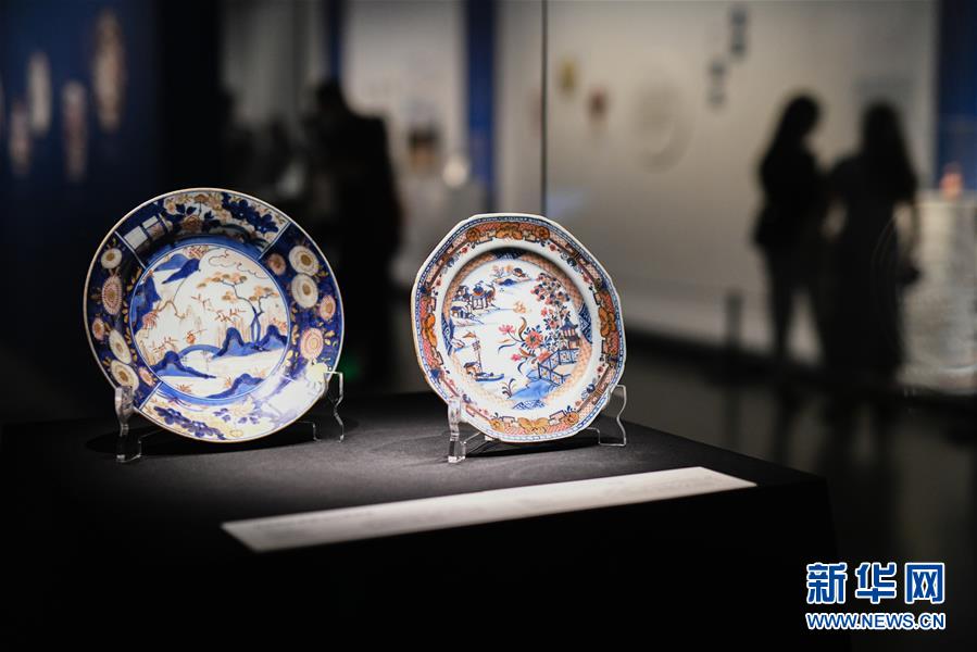 7月4日在成都博物館“競妍：清代中日伊萬里瓷器特展”上拍攝的展品。 7月3日，“競妍：清代中日伊萬里瓷器特展”在成都博物館開展，共展出168件/套東莞展覽館藏中日伊萬里瓷器。 “伊萬里瓷”指17世紀(jì)至18世紀(jì)日本受中國景德鎮(zhèn)陶瓷風(fēng)格影響所生產(chǎn)的瓷器，因其從日本伊萬里港裝船外銷而得名。本次展覽持續(xù)至2020年10月11日，免費(fèi)對(duì)公眾開放。 新華社記者 唐文豪 攝
