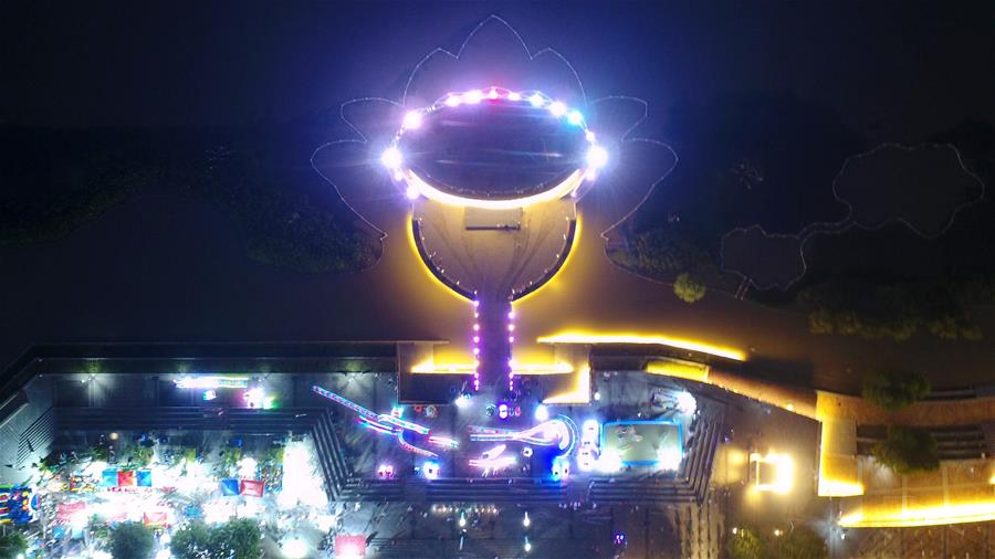 7月4日拍攝的江蘇省金湖縣荷花廣場(chǎng)夜景（無(wú)人機(jī)照片）。 江蘇省淮安市金湖縣位于江蘇省中部，境內(nèi)白馬湖、寶應(yīng)湖、高郵湖三面環(huán)繞。近年來(lái)，當(dāng)?shù)匕l(fā)揮其獨(dú)特的地理區(qū)位優(yōu)勢(shì)，打造出金湖龍蝦廣場(chǎng)、堯帝古城小吃街、荷花廣場(chǎng)便民服務(wù)點(diǎn)等一批特色區(qū)域，豐富當(dāng)?shù)厝罕娨股睢?新華社發(fā)（孟德龍 攝）