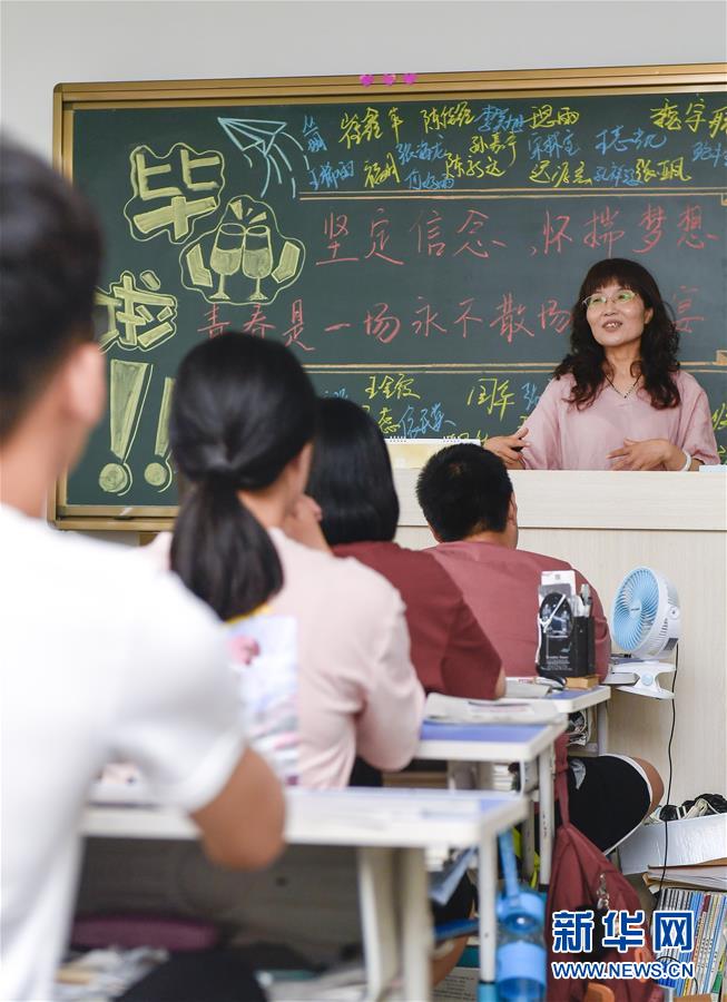 7月6日，吉林省孤兒學(xué)校高三年級(jí)班主任吳東輝（后）為學(xué)生進(jìn)行考前輔導(dǎo)。 新華社記者 許暢 攝