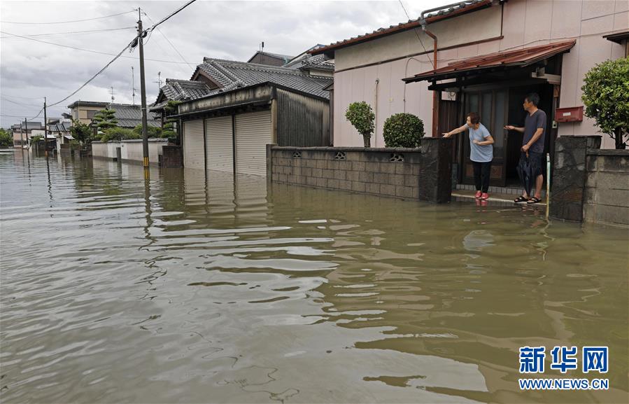 7月7日，日本福岡縣大牟田市的住宅區(qū)街道被淹。 受停滯的梅雨鋒面影響，日本九州地區(qū)北部7日繼續(xù)遭遇強(qiáng)降雨天氣。迄今，九州因暴雨引發(fā)的洪水泛濫、山體滑坡造成的死亡人數(shù)升至55人，另有13人失蹤。 新華社/共同社