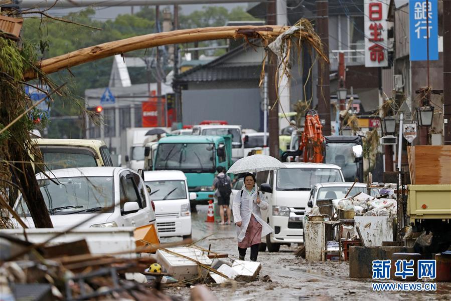 這是7月7日拍攝的日本熊本縣人吉市受災(zāi)的街道。 受停滯的梅雨鋒面影響，日本九州地區(qū)北部7日繼續(xù)遭遇強(qiáng)降雨天氣。迄今，九州因暴雨引發(fā)的洪水泛濫、山體滑坡造成的死亡人數(shù)升至55人，另有13人失蹤。 新華社/共同社