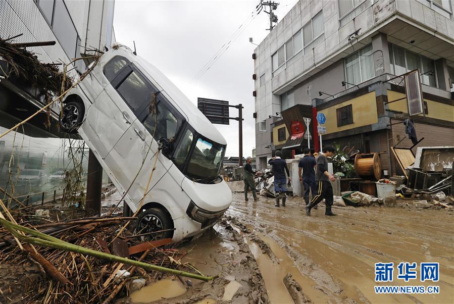 這是7月7日拍攝的日本熊本縣人吉市受災(zāi)的街道。 受停滯的梅雨鋒面影響，日本九州地區(qū)北部7日繼續(xù)遭遇強(qiáng)降雨天氣。迄今，九州因暴雨引發(fā)的洪水泛濫、山體滑坡造成的死亡人數(shù)升至55人，另有13人失蹤。 新華社/共同社