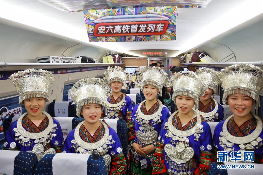 7月8日，在六盤水首發(fā)高鐵G2954次列車上，演員為乘客表演節(jié)目。 當日，安六高鐵（安順至六盤水）正式開通運營，貴州六盤水市全面接入全國高鐵網(wǎng)。 新華社記者 劉續(xù) 攝