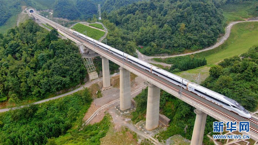 7月7日，一輛試驗動車組駛過安六高鐵彭家沖一號大橋（無人機照片）。 7月8日，安六高鐵（安順至六盤水）正式開通運營，貴州六盤水市全面接入全國高鐵網(wǎng)。 新華社記者 劉續(xù) 攝