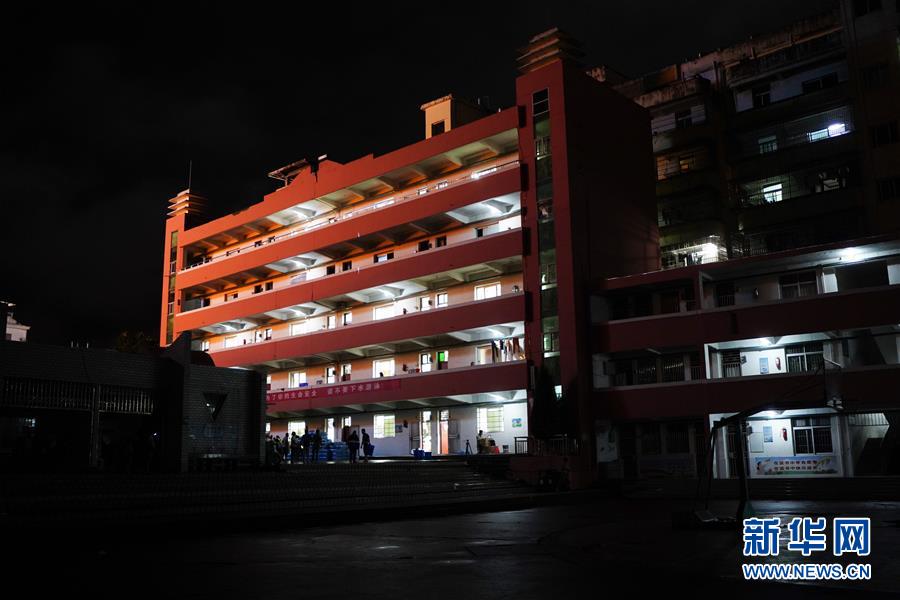 7月9日拍攝的五一中心學校安置點夜景。 當日，江西鄱陽縣鄱陽鎮(zhèn)因洪水受災的村民被轉(zhuǎn)移到多個集中安置點。在鄱陽縣五一中心學校安置點，志愿者和工作人員接到任務后不到十小時內(nèi)，為被轉(zhuǎn)移村民布置了28間教室，供519人安頓，并為村民發(fā)放褥子、床單、枕頭、盒飯、飲用水等物資。 新華社記者 周密 攝