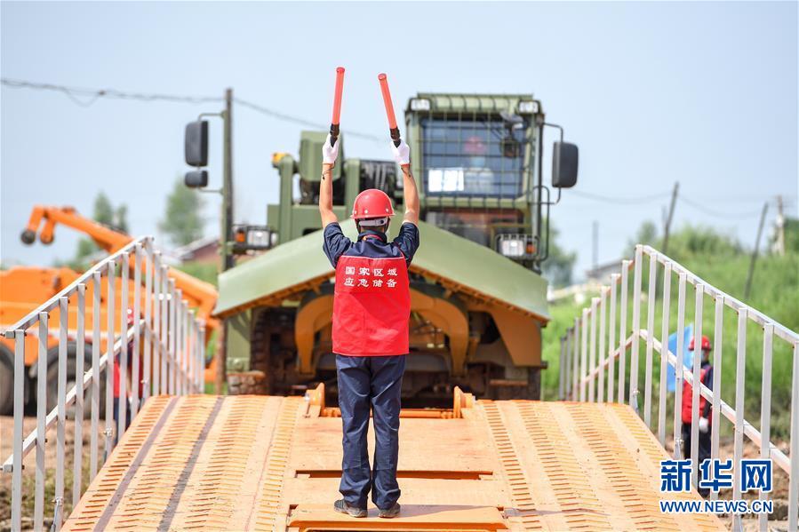 7月10日，工作人員引導(dǎo)多功能應(yīng)急搶險車安全過橋。 當日，由吉林省交通運輸廳主辦的公路橋梁水毀搶通應(yīng)急演練在長春市雙陽區(qū)雙陽河舉行，參與演練人員從汛情水毀信息報送、應(yīng)急裝備快速集結(jié)、機械化橋梁搶通搭設(shè)、善后處理等方面進行實戰(zhàn)演練。 新華社記者 張楠 攝