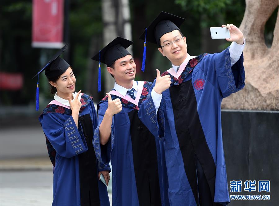 7月10日，中國政法大學2020屆畢業(yè)生參加完畢業(yè)典禮后在校園拍照。 當日，中國政法大學舉行2020屆畢業(yè)典禮。由于疫情防控需要，僅少量在校畢業(yè)生在中國政法大學昌平校區(qū)禮堂現(xiàn)場參加畢業(yè)典禮，更多畢業(yè)生通過線上直播參與。 新華社記者 任超 攝