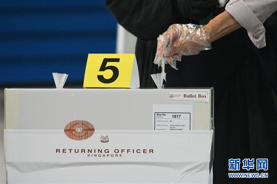 7月10日，一名戴手套的選民在新加坡一處投票站投票。 新加坡當(dāng)日舉行第13屆國(guó)會(huì)選舉。 新華社發(fā)（鄧智煒攝）