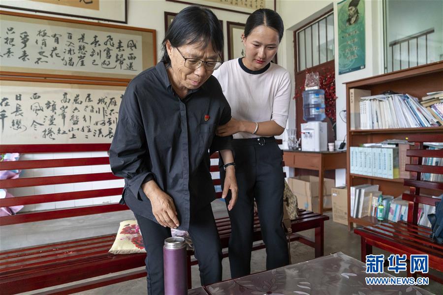 （圖片故事）（4）忙碌的張桂梅校長(zhǎng)