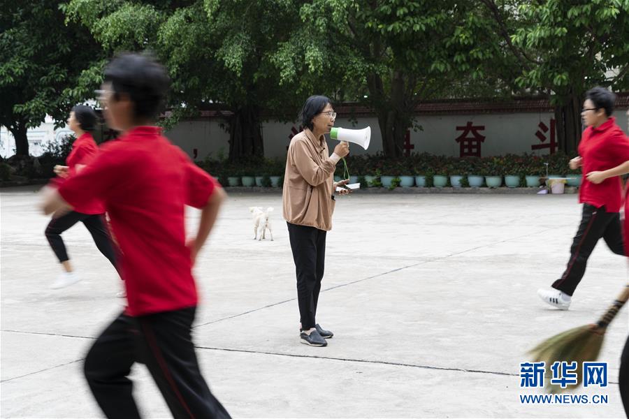 （圖片故事）（5）忙碌的張桂梅校長(zhǎng)