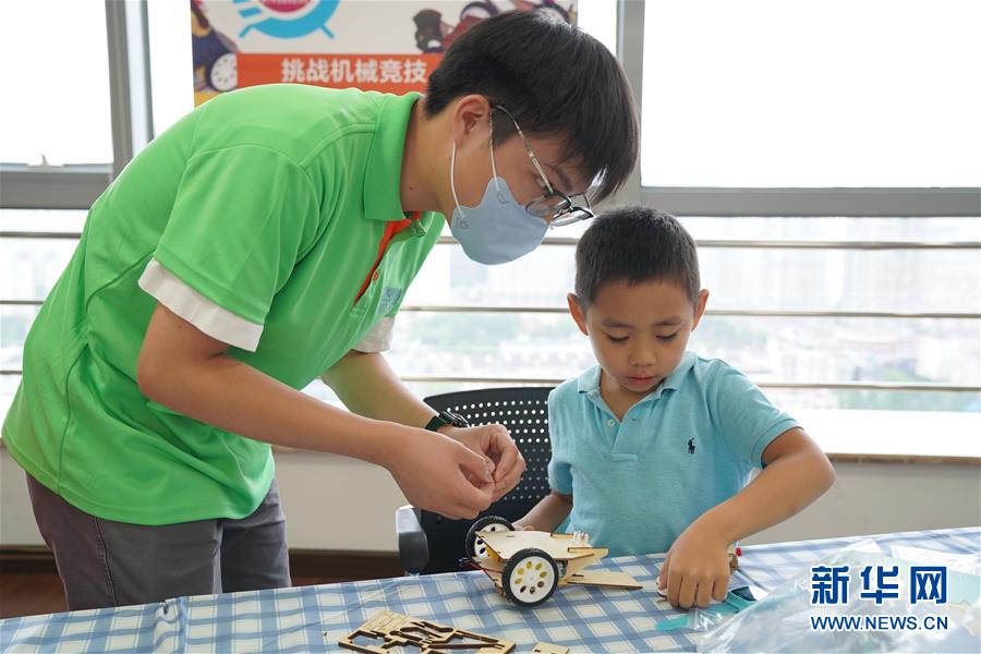 （新華網(wǎng)）（3）“小工匠”體驗(yàn)新技能