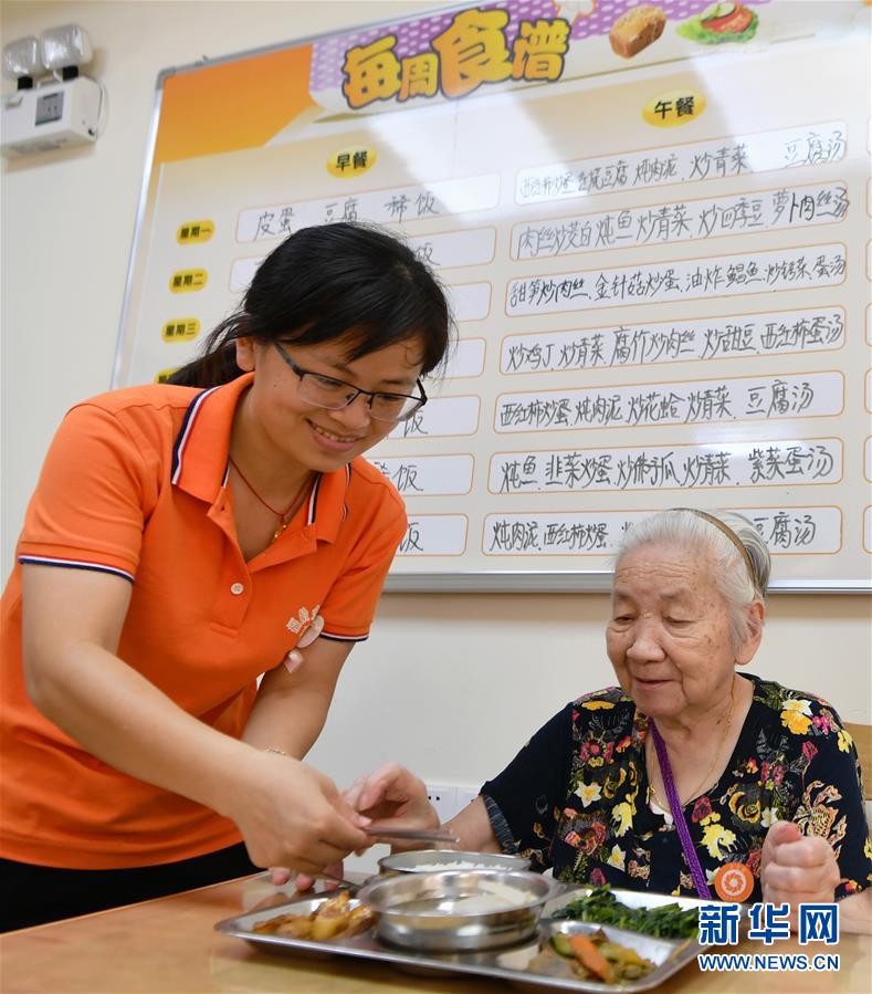 7月15日，在福州市鼓東街道開元社區(qū)金太陽社區(qū)養(yǎng)老服務中心餐廳，居住在這里的老人準備用餐。 近年來，福建省將居家養(yǎng)老服務列入為民辦實事項目，構建多層次、智能化的養(yǎng)老服務體系，出臺一系列惠及老年人的政策，人民群眾特別是老年人的幸福感、獲得感不斷增強。 新華社記者 魏培全 攝