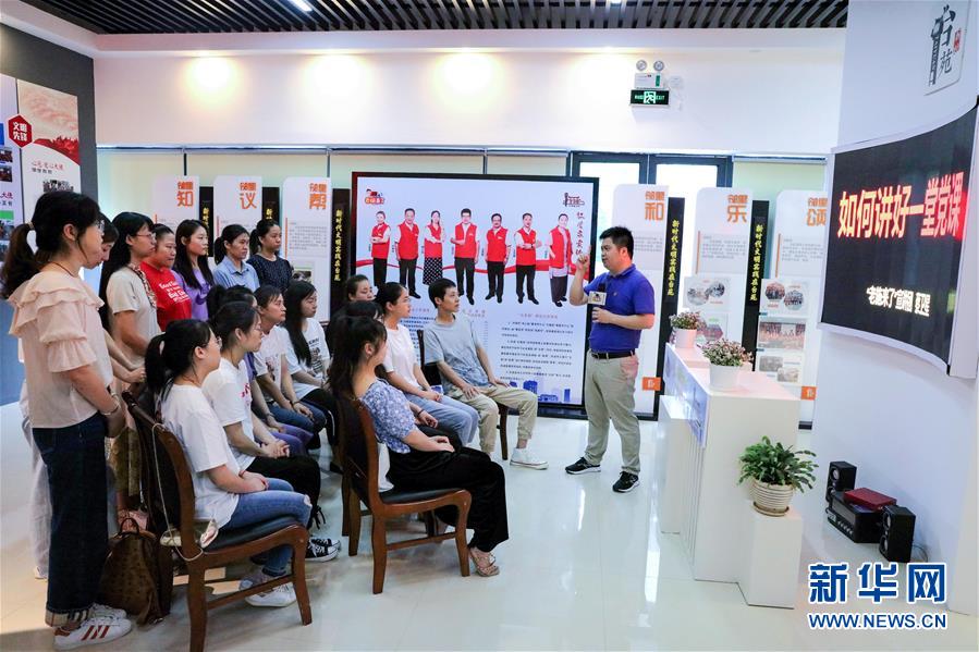 7月20日，資深宣講員（右一）給年輕的紅管家宣講員進(jìn)行宣講主題培訓(xùn)。當(dāng)日，浙江省湖州市長(zhǎng)興縣雉城街道的紅管家宣講團(tuán)成員在臺(tái)苑新村社區(qū)開展“紅管家宣講進(jìn)社區(qū)”活動(dòng)。長(zhǎng)興縣雉城街道紅管家宣講團(tuán)由25名各行業(yè)的專業(yè)人士組成，自2020年4月以來(lái)，分東南西北4個(gè)片區(qū)以“點(diǎn)菜制”宣講方式到長(zhǎng)興縣各個(gè)社區(qū)進(jìn)行“面對(duì)面”的主題宣講。目前他們已成功舉行65場(chǎng)宣講活動(dòng)，宣講黨的理論知識(shí)、愛國(guó)主義、移風(fēng)易俗、優(yōu)秀文化、民間藝術(shù)、道德模范事跡等多方面內(nèi)容，打通基層宣講“最后一公里”，讓黨的聲音飛入尋常百姓家。新華社記者 徐昱 攝