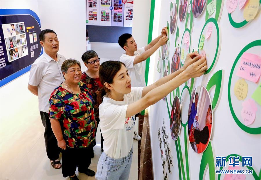7月20日，臺(tái)苑新村社區(qū)工作人員將居民們希望聽到的宣講內(nèi)容的“點(diǎn)單”心愿貼到宣講心愿樹上。新華社記者 徐昱 攝