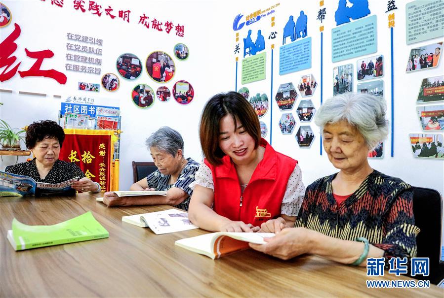7月20日，在臺(tái)苑新村社區(qū)圖書閱覽室里，宣講員給小區(qū)居民講解老年人權(quán)益保障法的相關(guān)條例。新華社記者 徐昱 攝