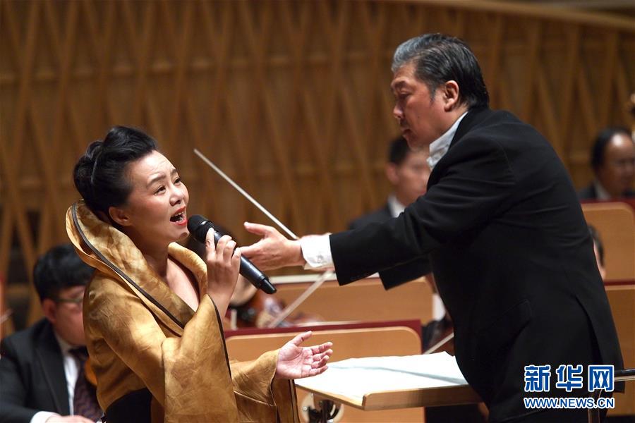 7月20日，歌唱家龔琳娜在上海夏季音樂節(jié)開幕音樂會上演唱。 當晚，為期10天的2020上海夏季音樂節(jié)開幕。開幕音樂會上，余隆執(zhí)棒上海交響樂團演繹西貝柳斯的《圖翁內(nèi)拉的天鵝》《憂郁圓舞曲》和斯特拉文斯基《火鳥》組曲，并攜手龔琳娜帶來老鑼的歌曲《靜夜思》《山鬼》。 新華社記者 任瓏 攝