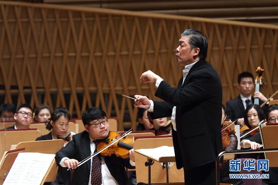 7月20日，上海交響樂團音樂總監(jiān)余隆指揮演出。 當晚，為期10天的2020上海夏季音樂節(jié)開幕。開幕音樂會上，余隆執(zhí)棒上海交響樂團演繹西貝柳斯的《圖翁內(nèi)拉的天鵝》《憂郁圓舞曲》和斯特拉文斯基《火鳥》組曲，并攜手龔琳娜帶來老鑼的歌曲《靜夜思》《山鬼》。 新華社記者 任瓏 攝