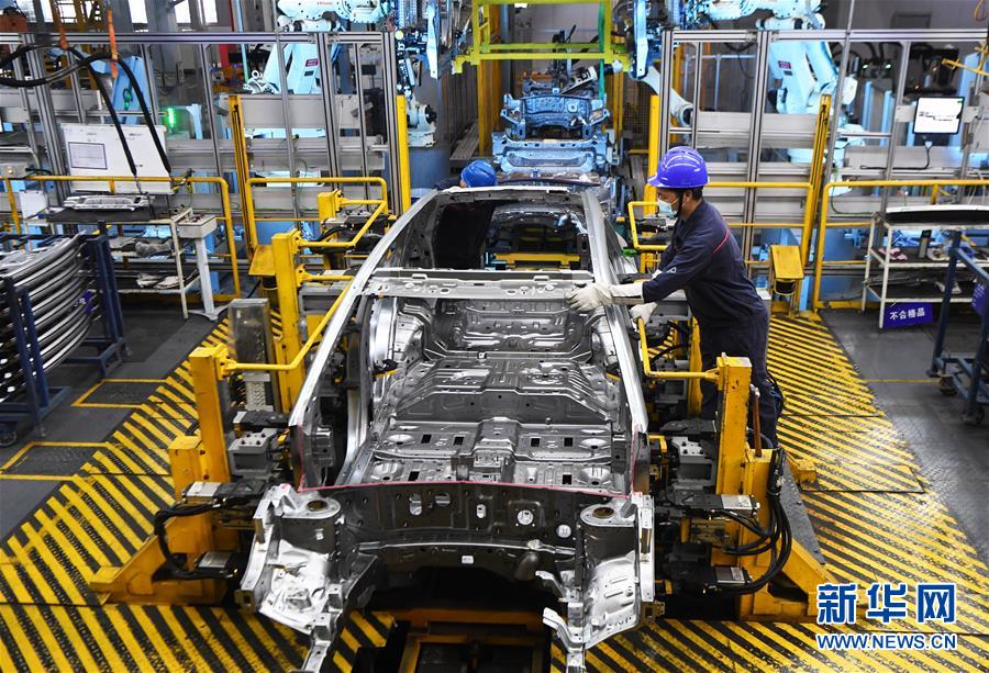 7月21日，工作人員在長(zhǎng)安汽車兩江工廠內(nèi)作業(yè)。 汽車產(chǎn)業(yè)是重慶市兩江新區(qū)的主打產(chǎn)業(yè)之一。今年上半年，面對(duì)新冠肺炎疫情帶來(lái)的不利影響，兩江新區(qū)多措并舉，通過(guò)駐廠協(xié)調(diào)等方式，解決相關(guān)企業(yè)所面臨的防疫、招工、物流等難題，助力上下游協(xié)同復(fù)工復(fù)產(chǎn)，推動(dòng)汽車產(chǎn)業(yè)健康發(fā)展。今年1至6月，兩江新區(qū)汽車產(chǎn)業(yè)產(chǎn)值增速達(dá)8%。 新華社記者 王全超 攝