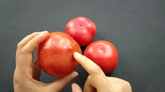 買(mǎi)西紅柿要挑選“母”的，頂部看一眼就能辨出，沙甜又多汁