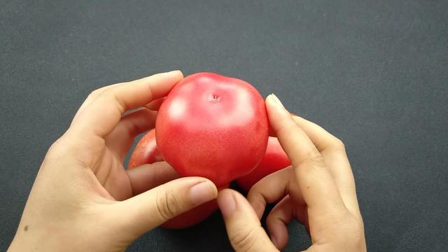 買(mǎi)西紅柿要挑選“母”的，頂部看一眼就能辨出，沙甜又多汁