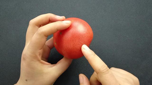 買(mǎi)西紅柿要挑選“母”的，頂部看一眼就能辨出，沙甜又多汁